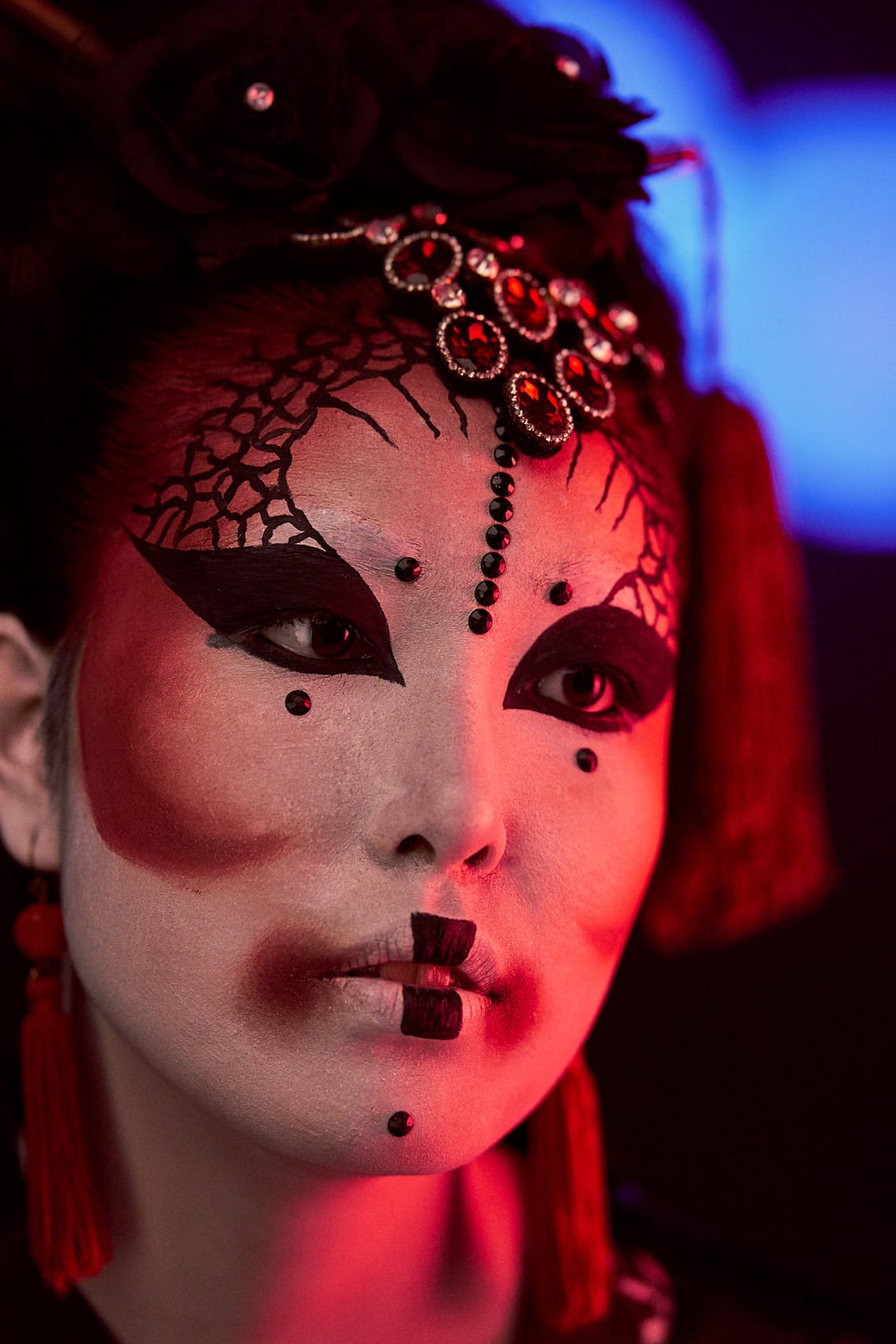 Modelo maquillada como una geisha moderna
