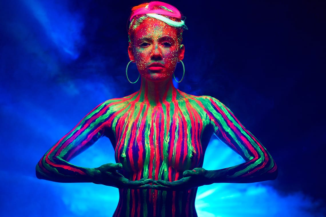 Modelo con un bodypainting y luz ultravioleta
