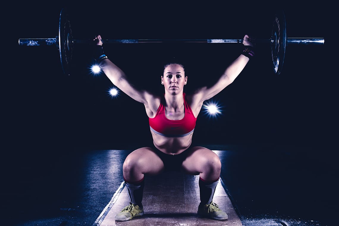 Qualitybox foto de una modelo haciendo un snatch